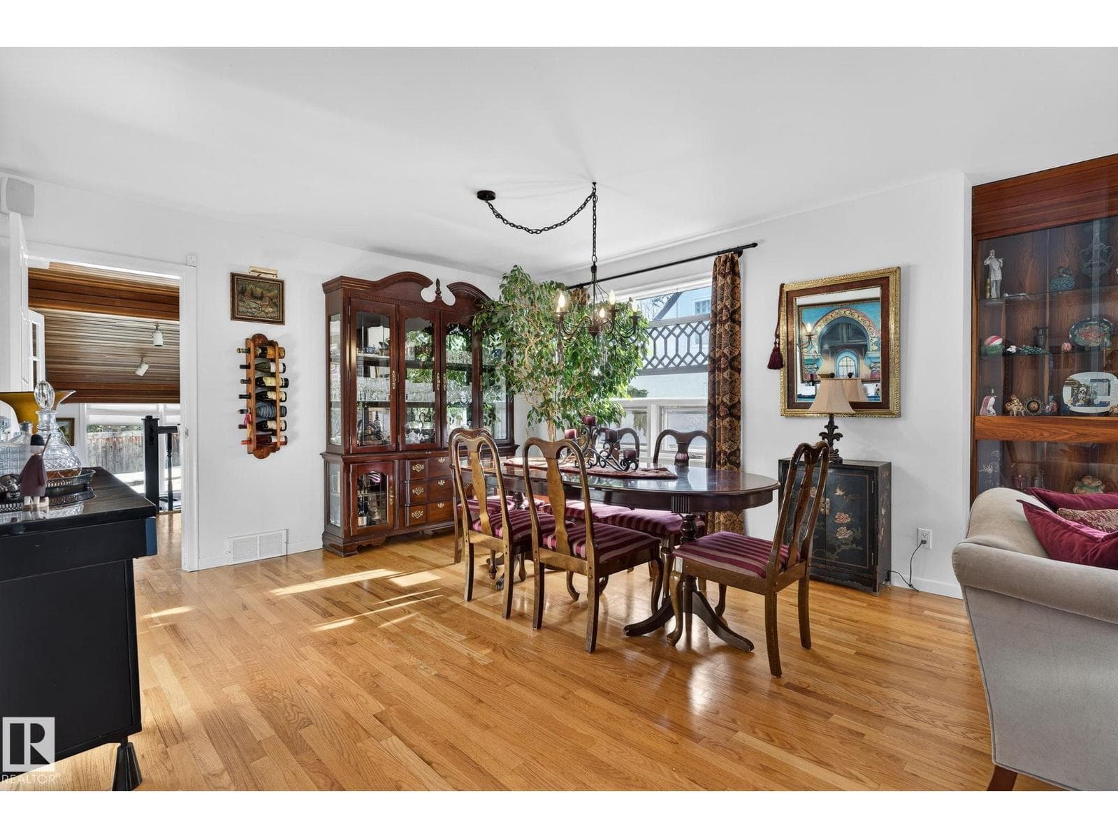 10235 134 ST NW NW photo 4