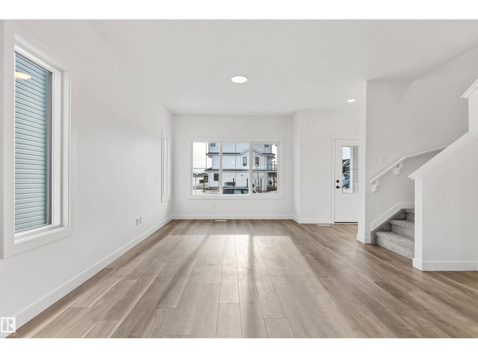 1216 MCLEOD AV — photo 4