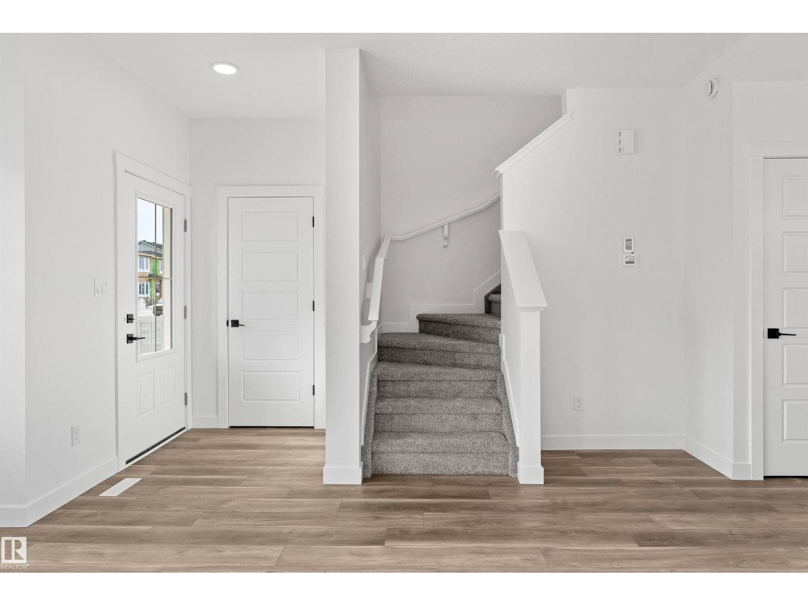 1216 MCLEOD AV — photo 3
