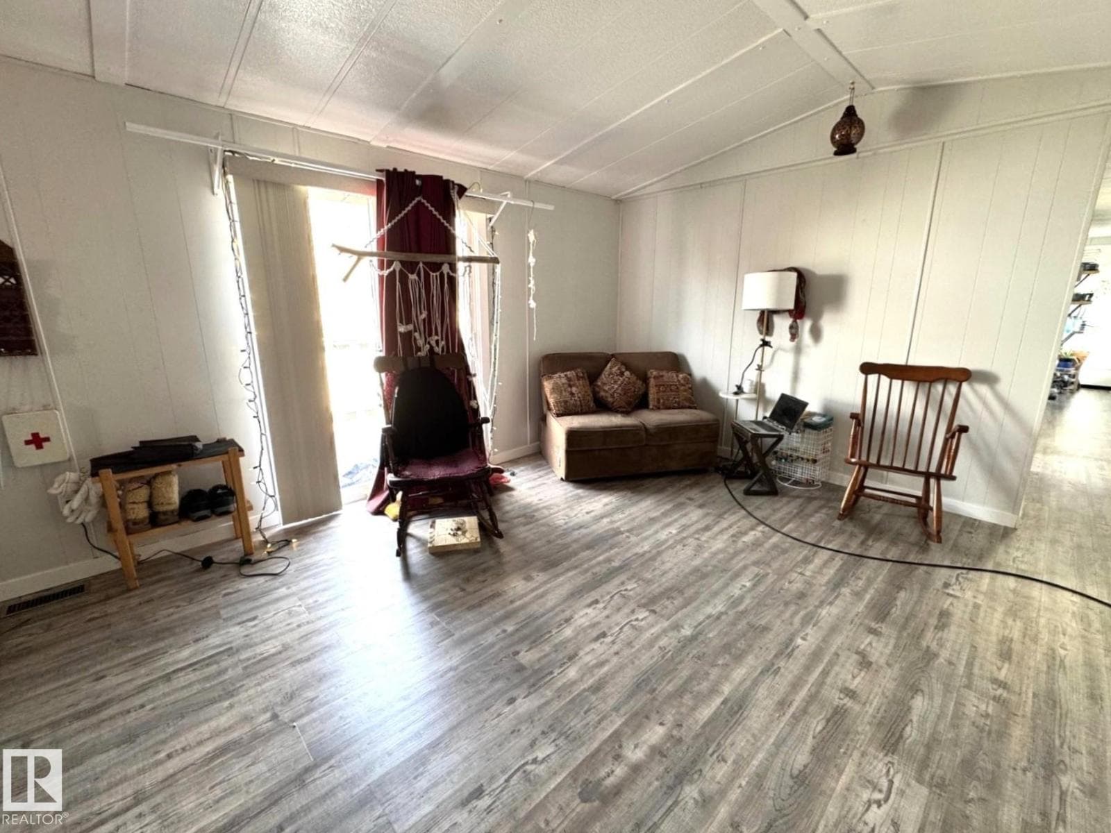 4911 52 ST photo 5