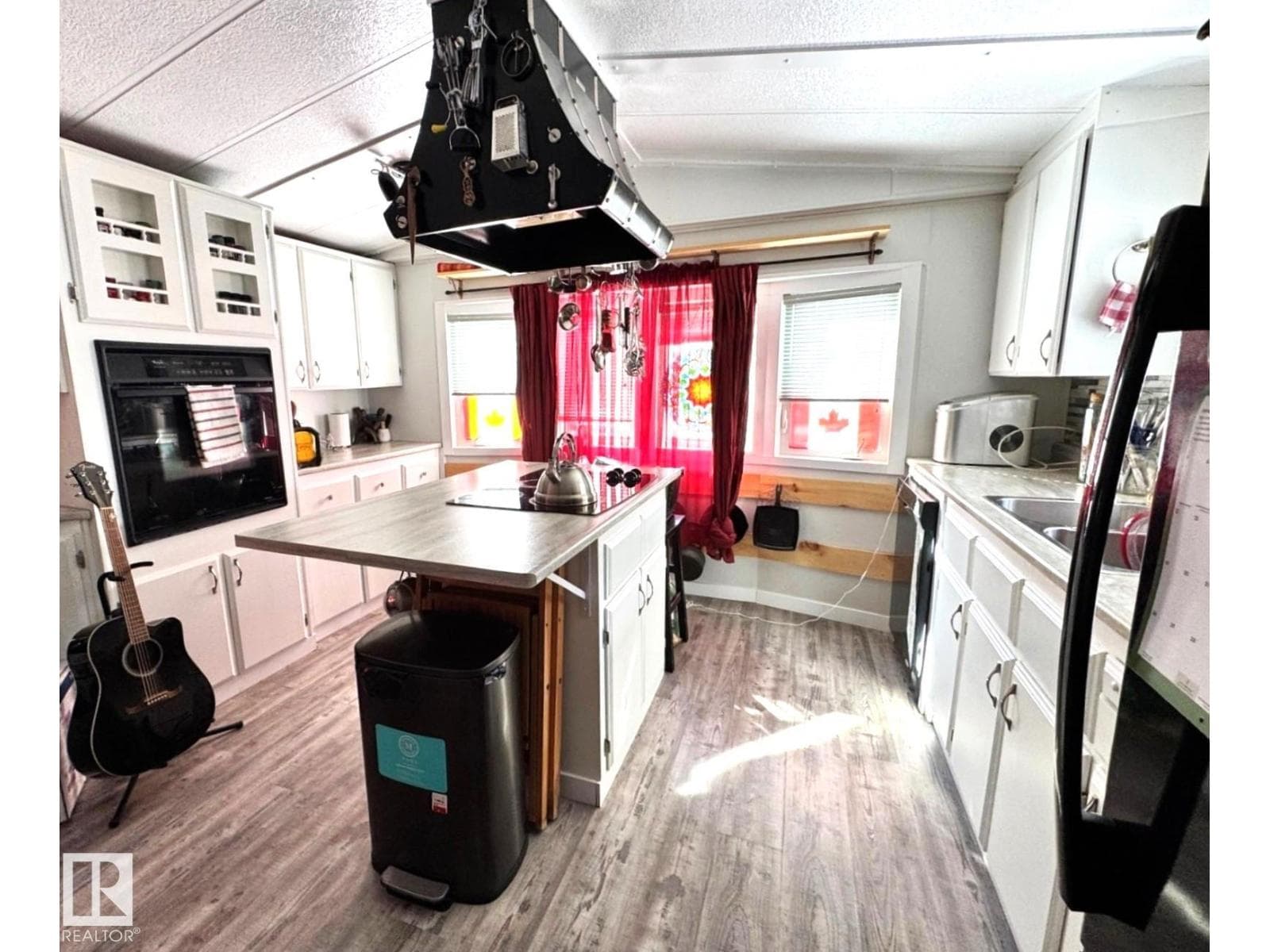 4911 52 ST photo 3
