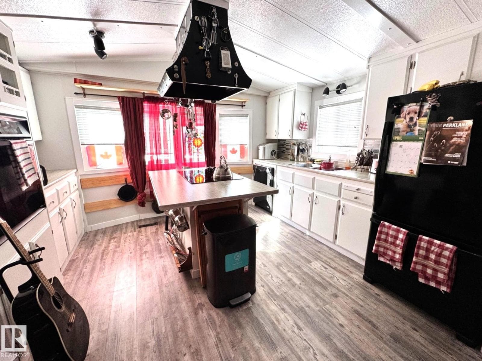 4911 52 ST photo 2