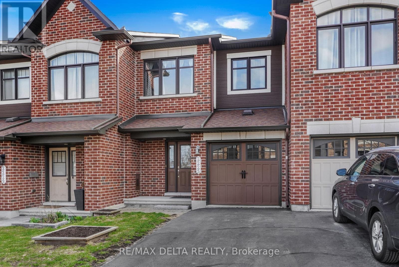 2225 MARBLE CRESCENT photo 2