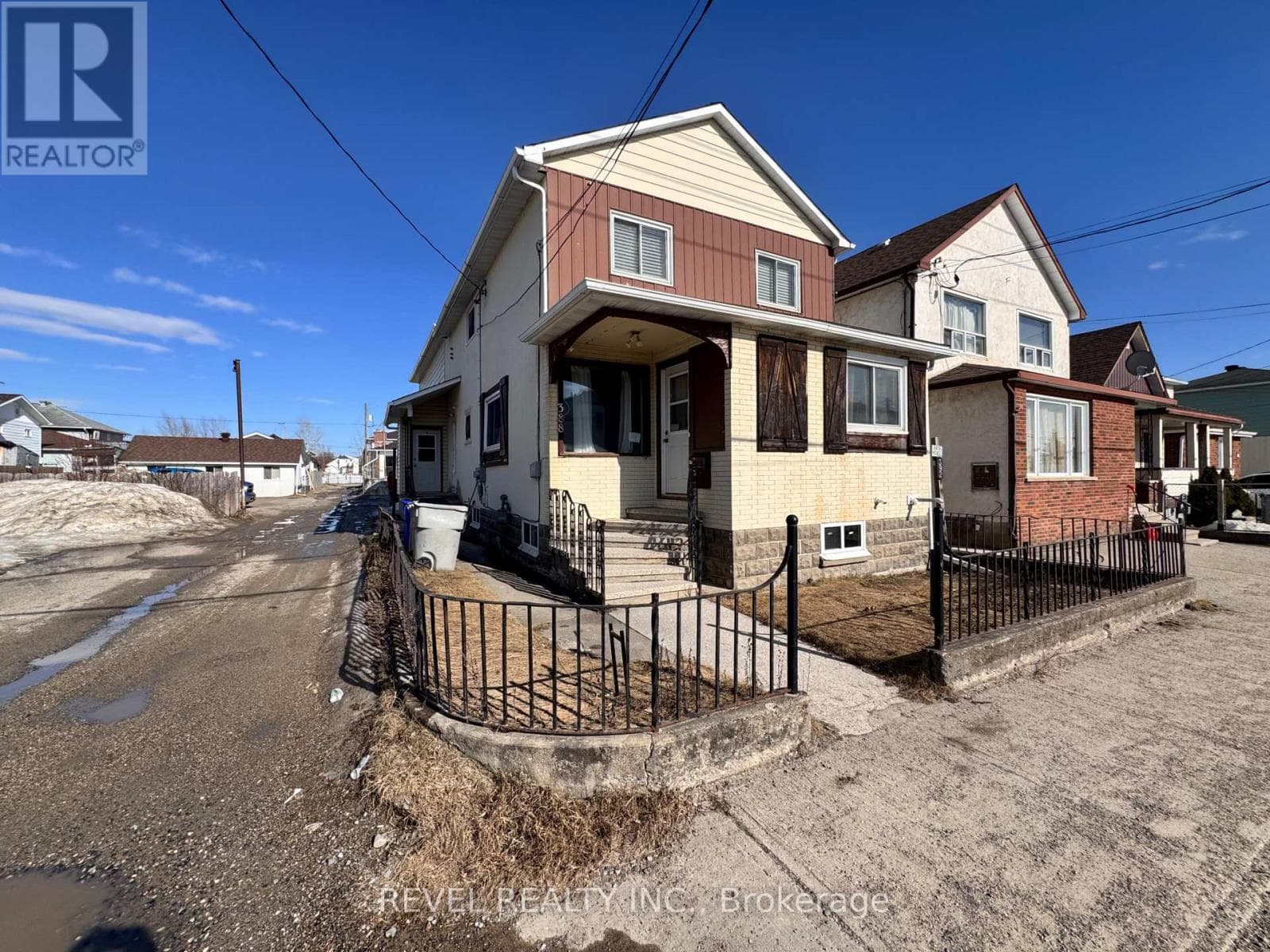 388 PINE STREET S photo 3