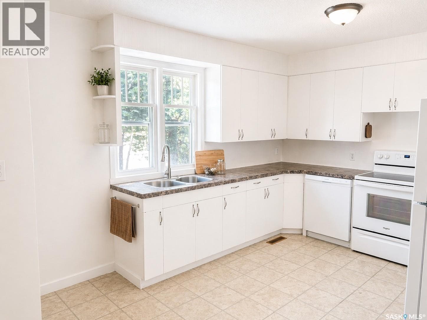 322 1st AVENUE E photo 3