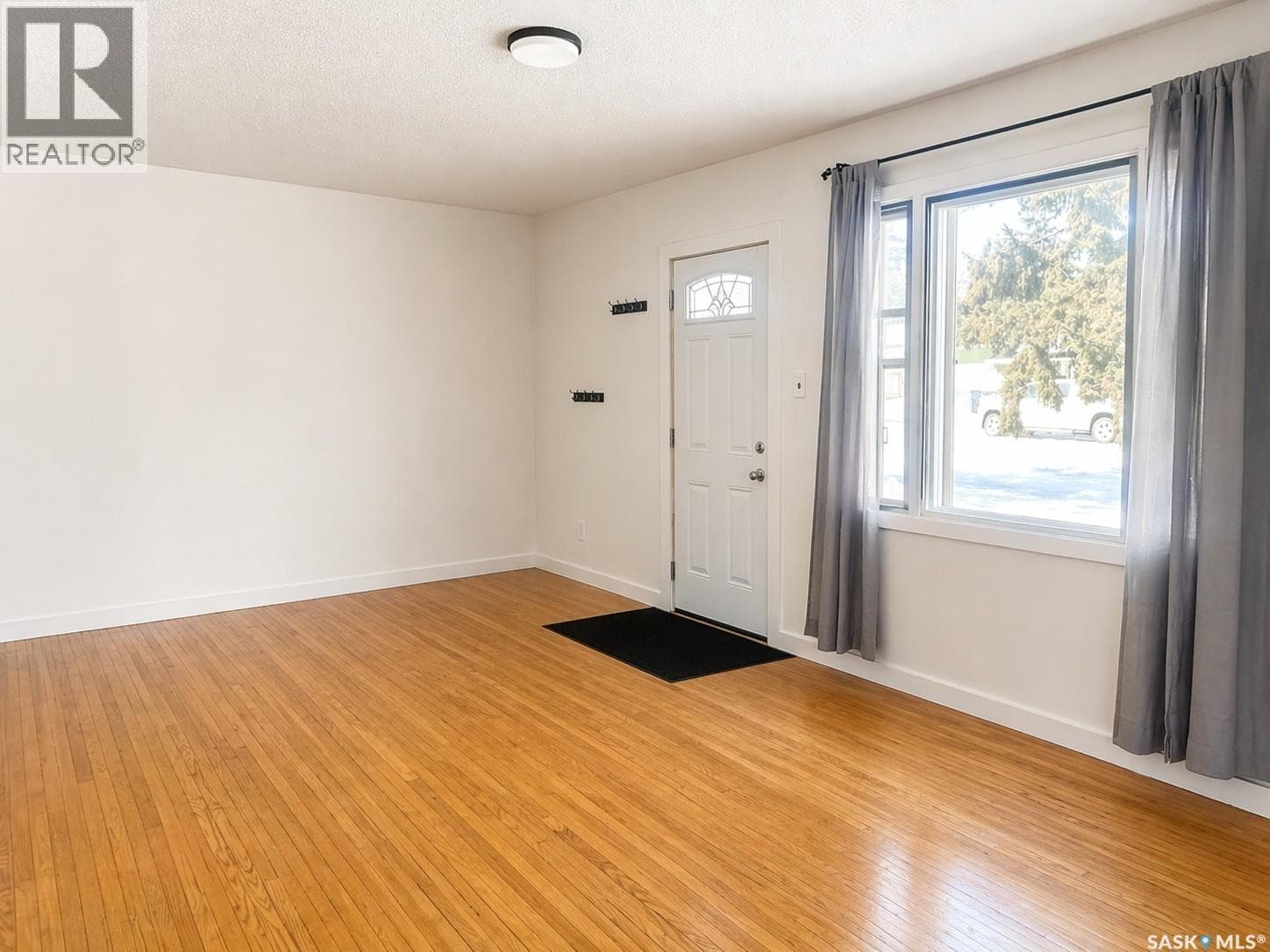 322 1st AVENUE E photo 5