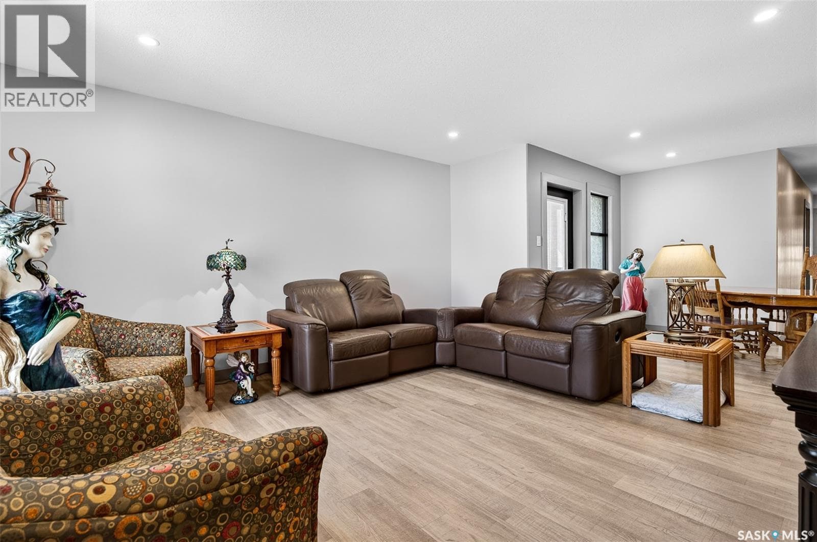 1160 Willow AVENUE photo 3