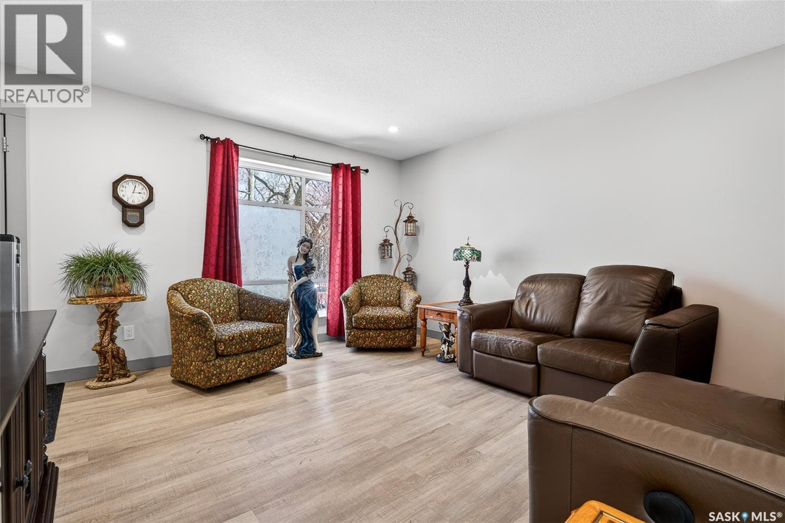 1160 Willow AVENUE photo 4