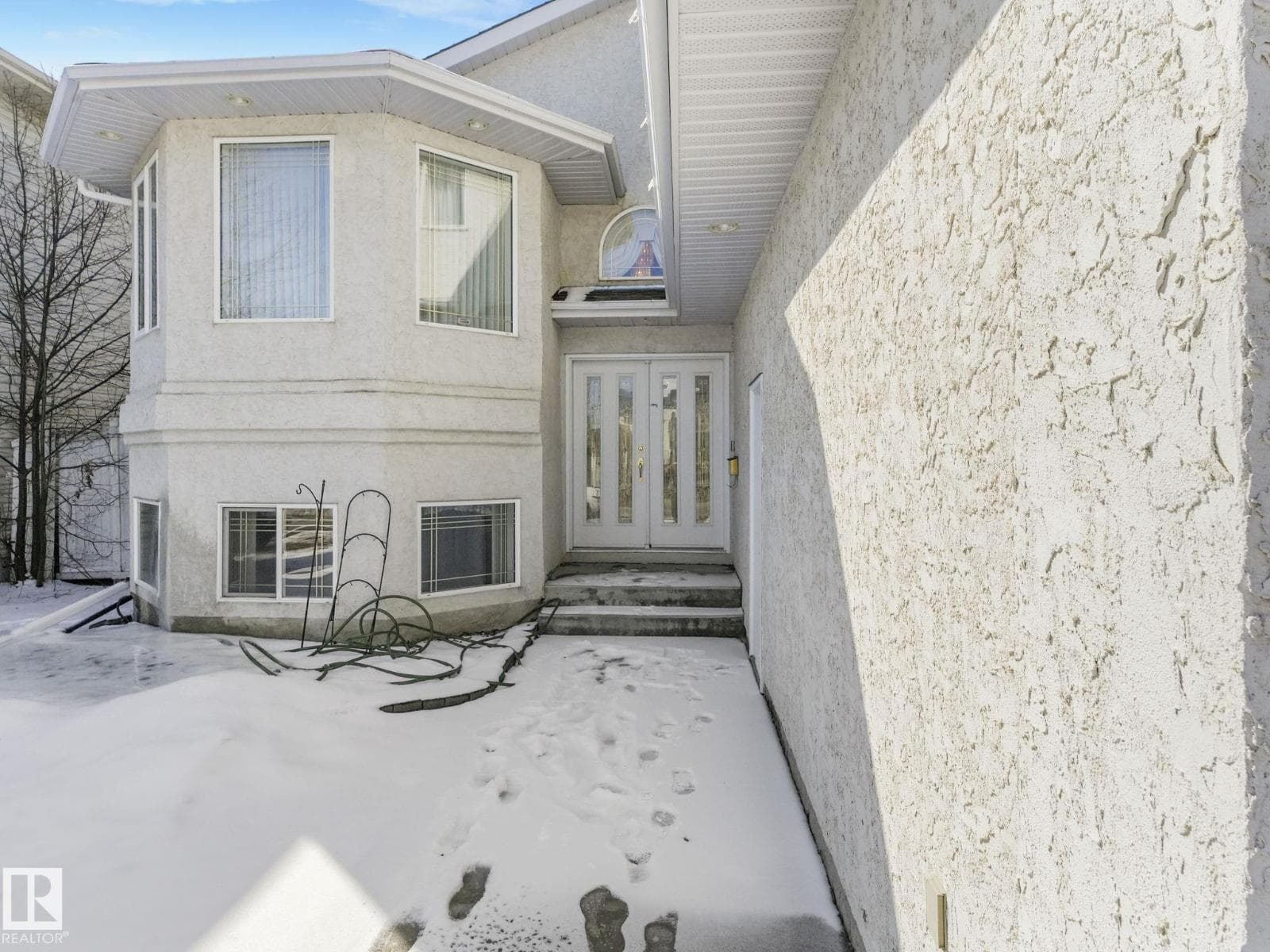 1054 ORMSBY CR NW — photo 2