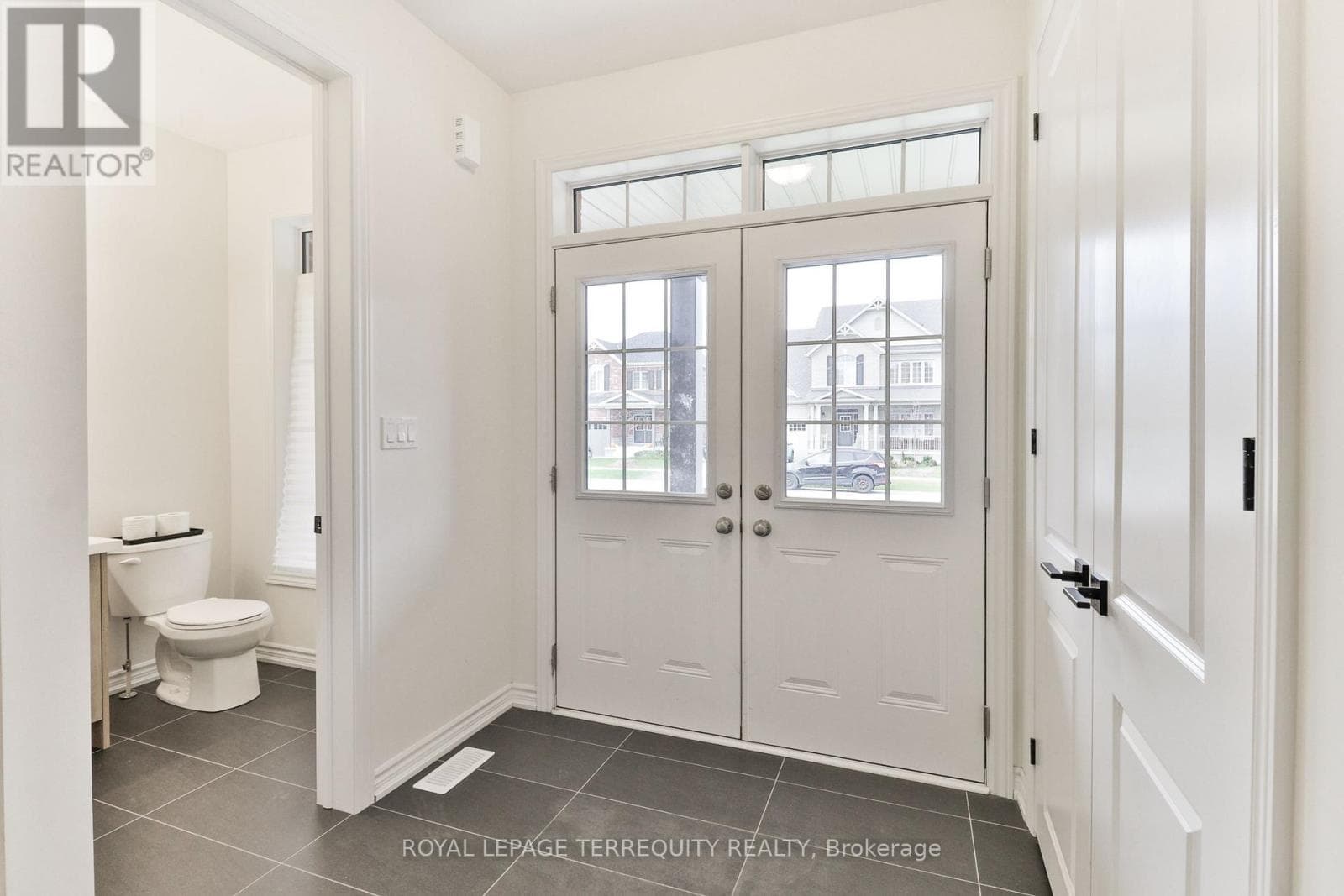 26 SANFORD CIRCLE photo 5