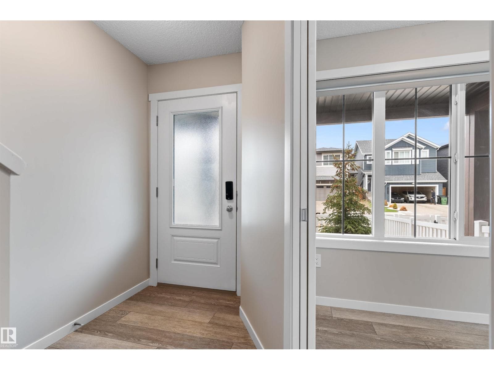 19615 28 AV NW photo 4