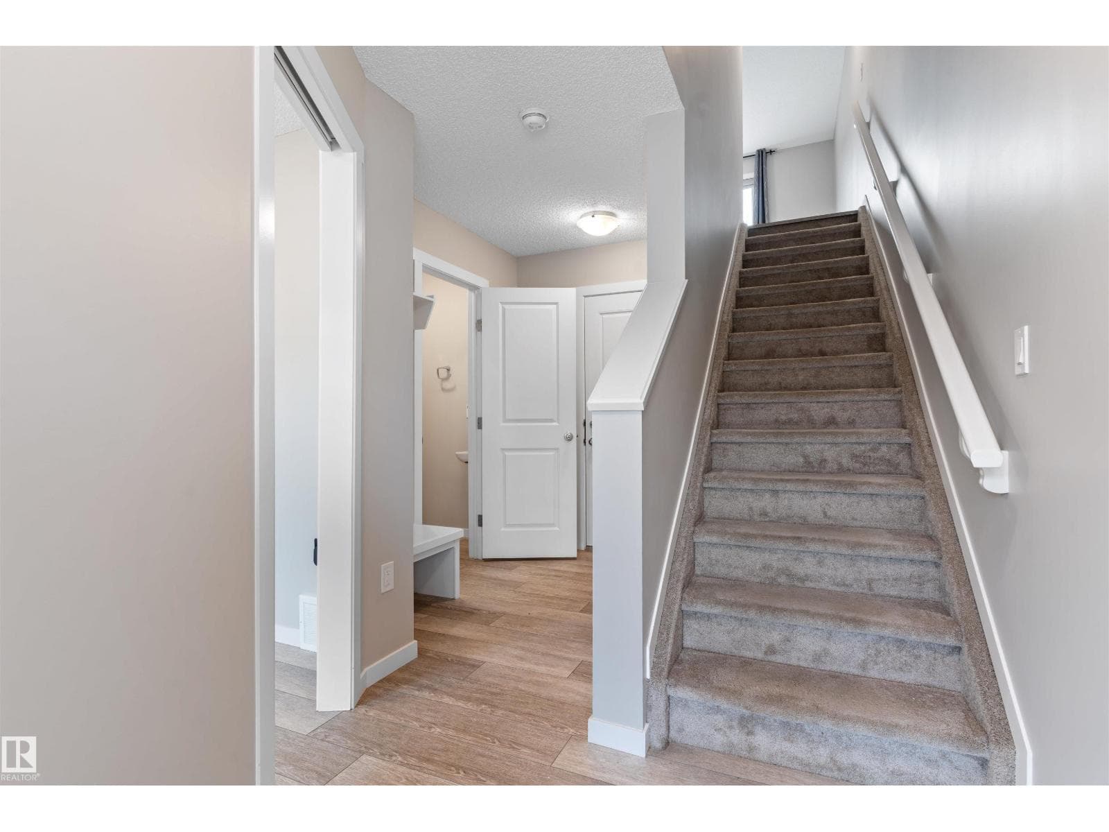 19615 28 AV NW photo 5