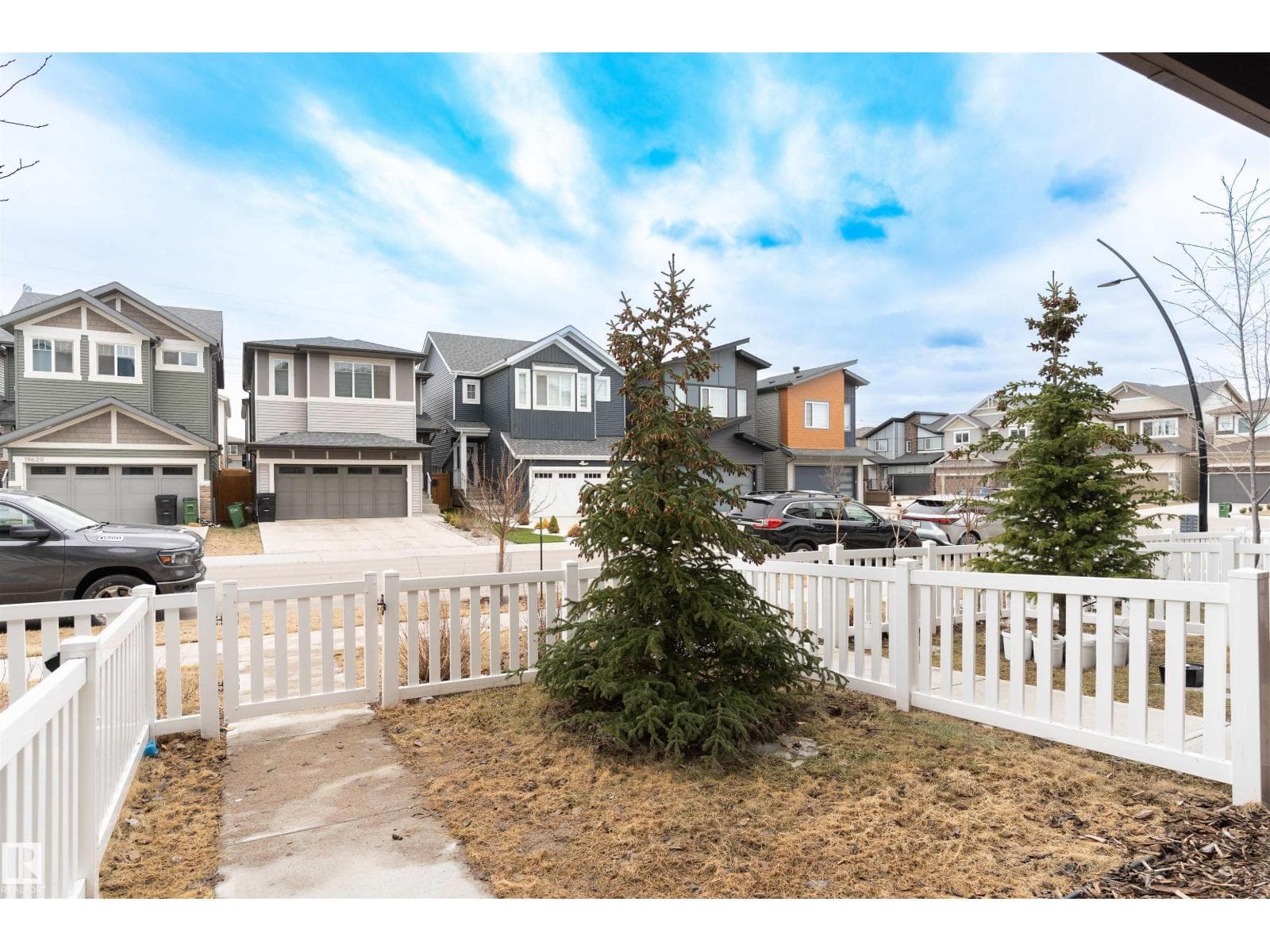 19615 28 AV NW photo 2