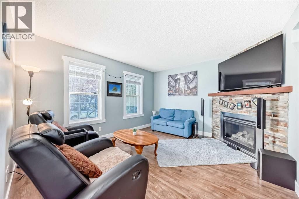 57 Martinvalley Way NE photo 4