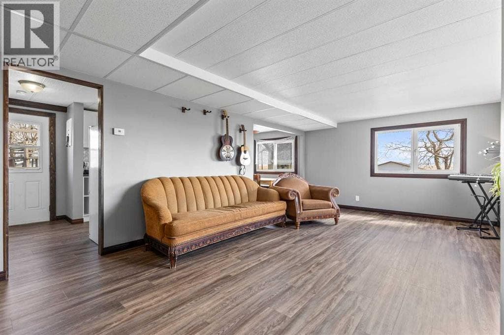 228 Railway Avenue photo 2