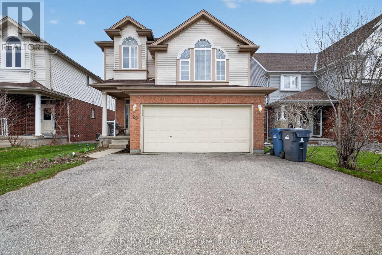3 bed 3 bath single family at 29 MILSON CRESCENT — $1,075,000