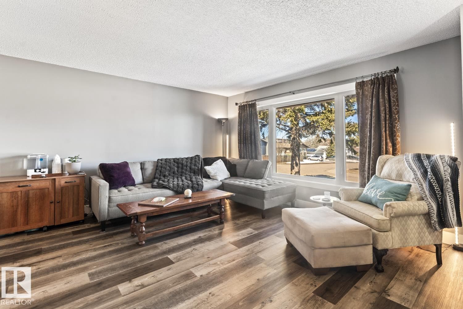 1009 15 AV — photo 2