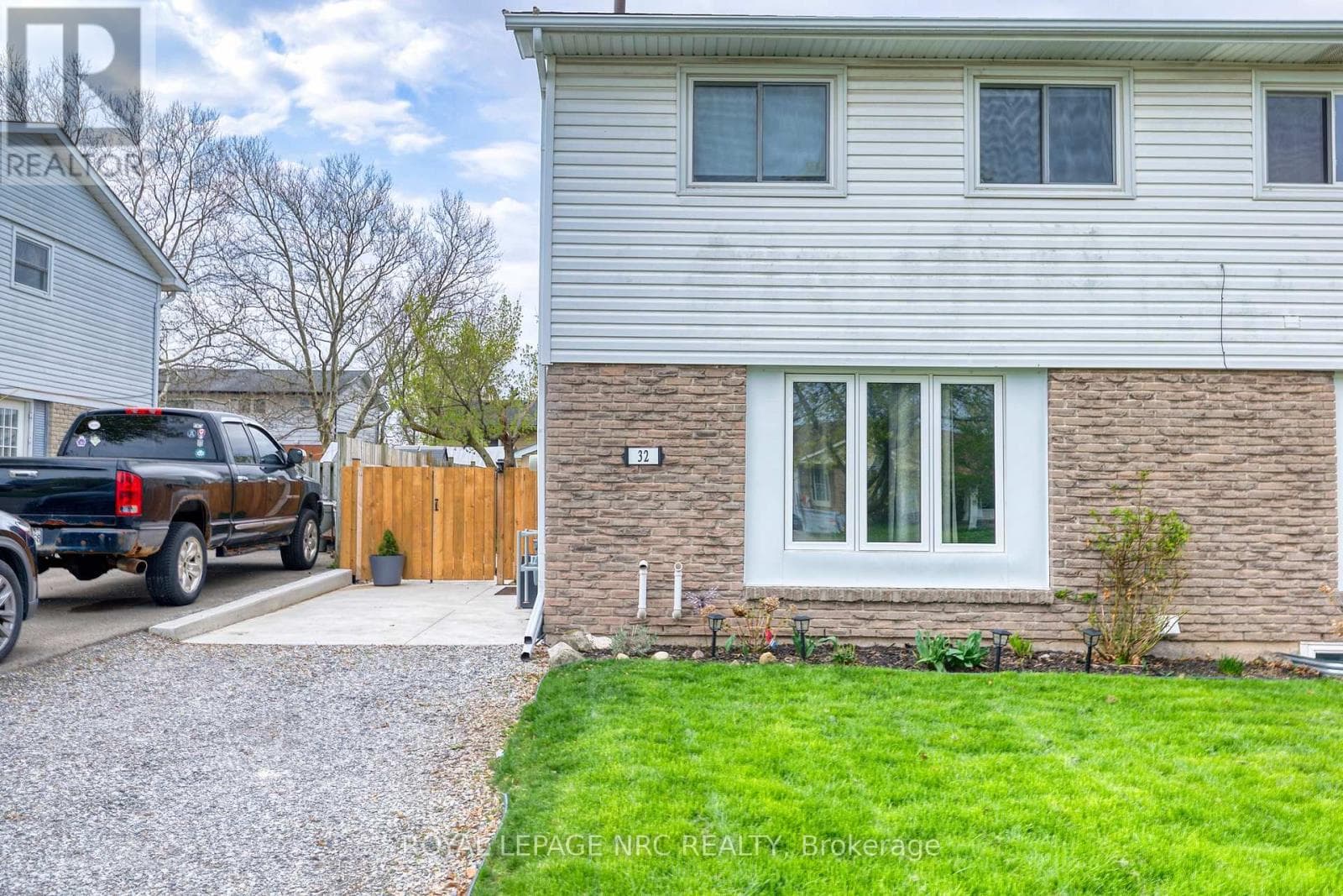 32 DIANNE DRIVE photo 2