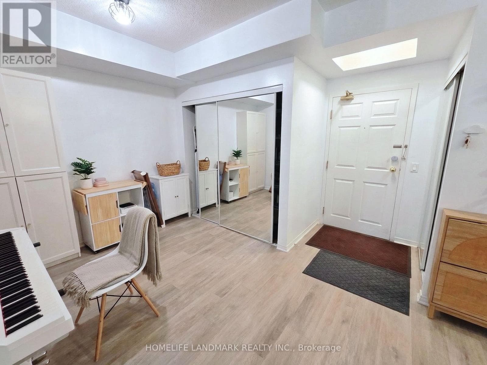 106 - 7398 YONGE STREET photo 2