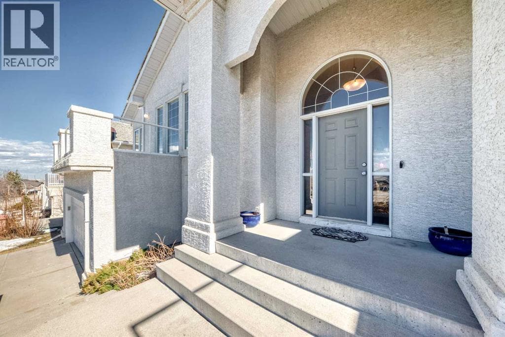 92 Hamptons Drive NW photo 2