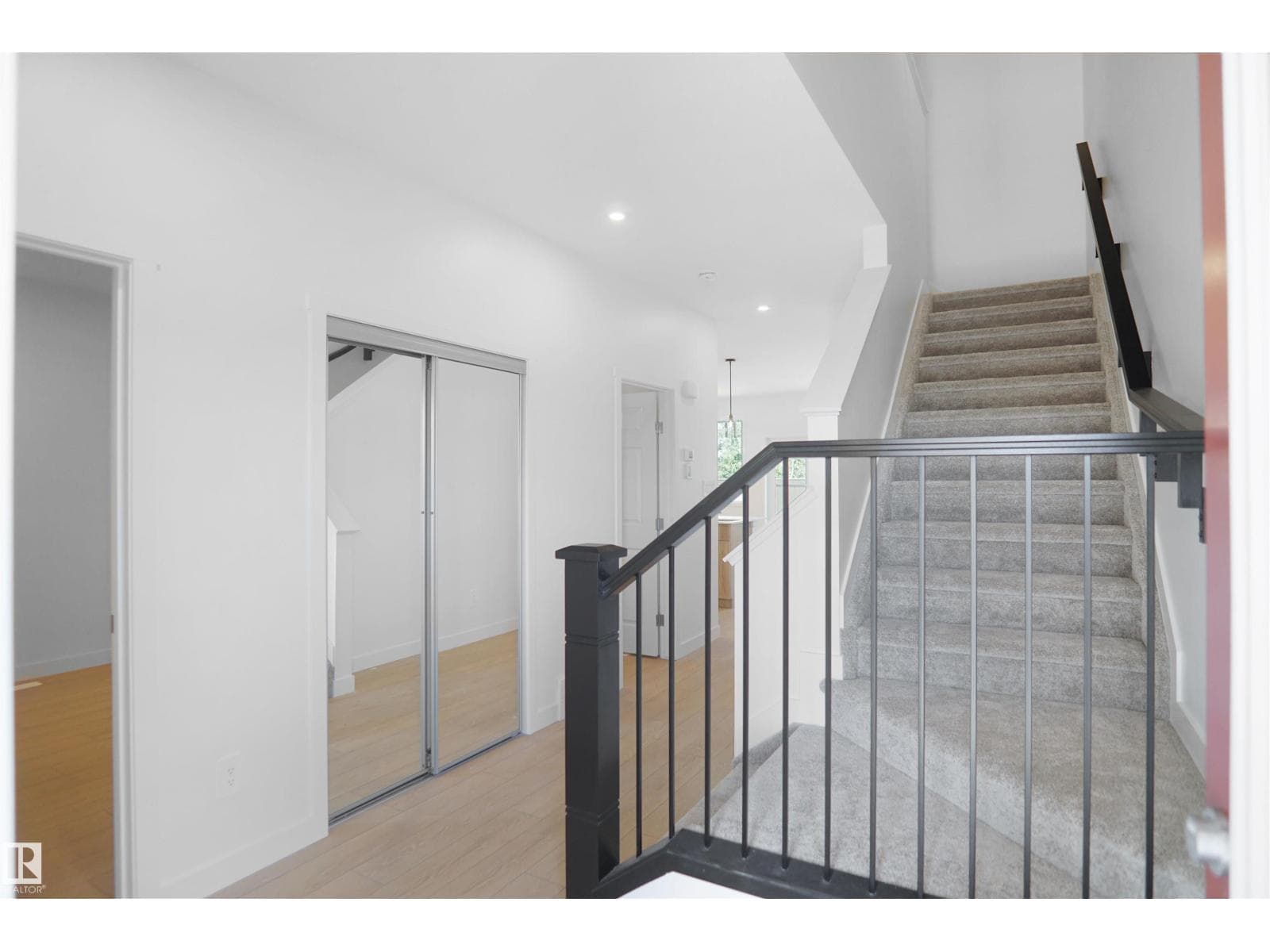 8719 183 AV NW — photo 2