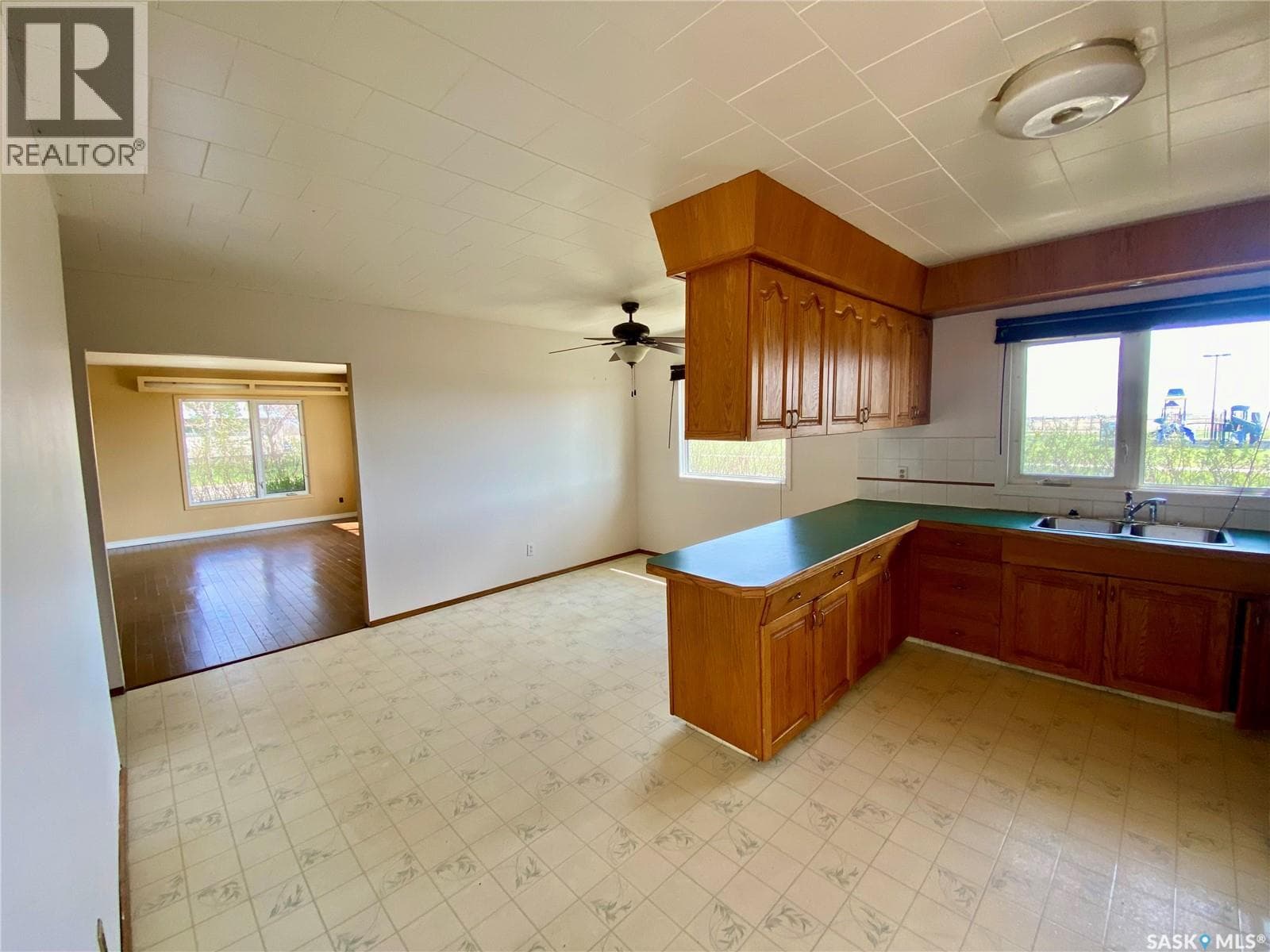 320 2 STREET E photo 2