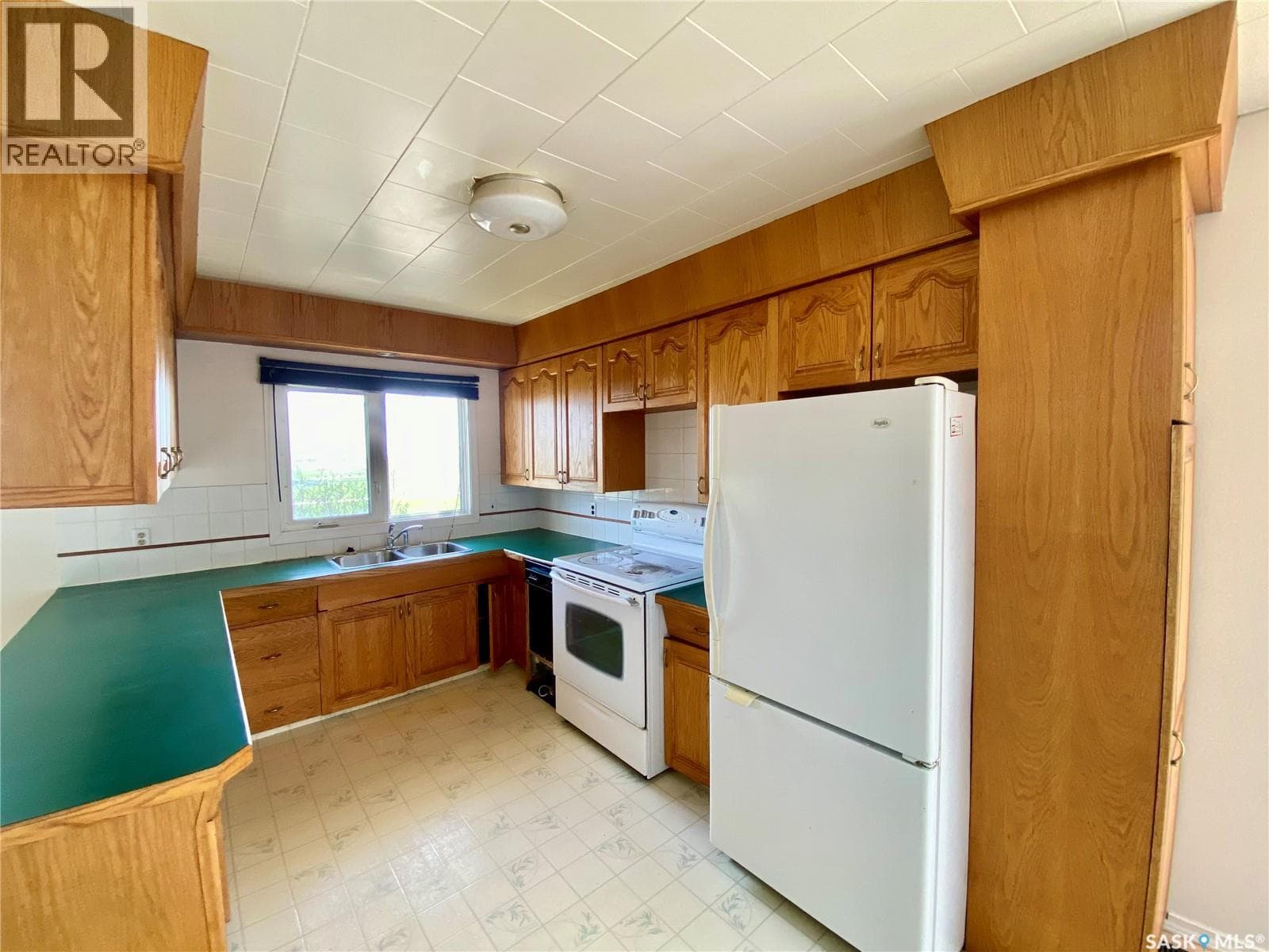 320 2 STREET E photo 3