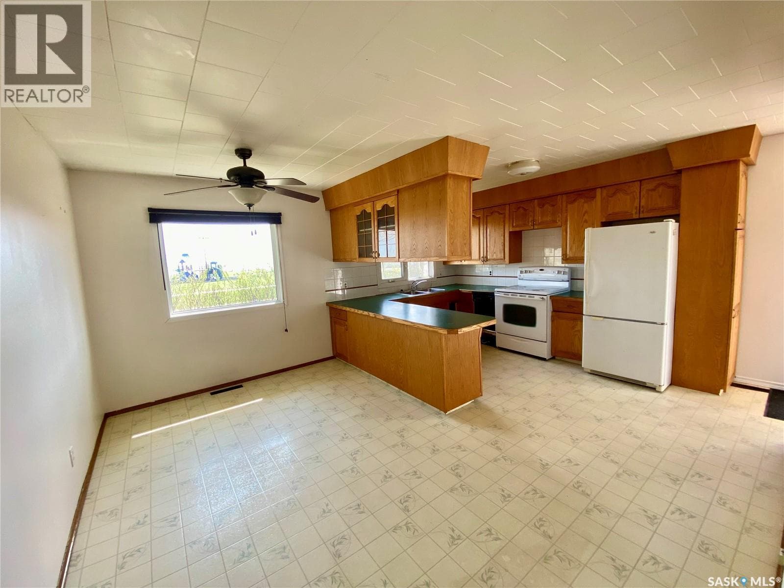320 2 STREET E photo 4