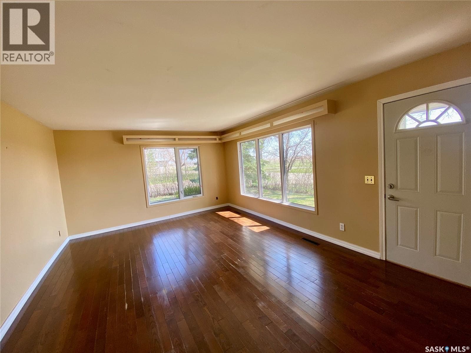 320 2 STREET E photo 5