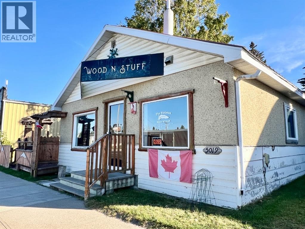 5019 50 Avenue photo 2