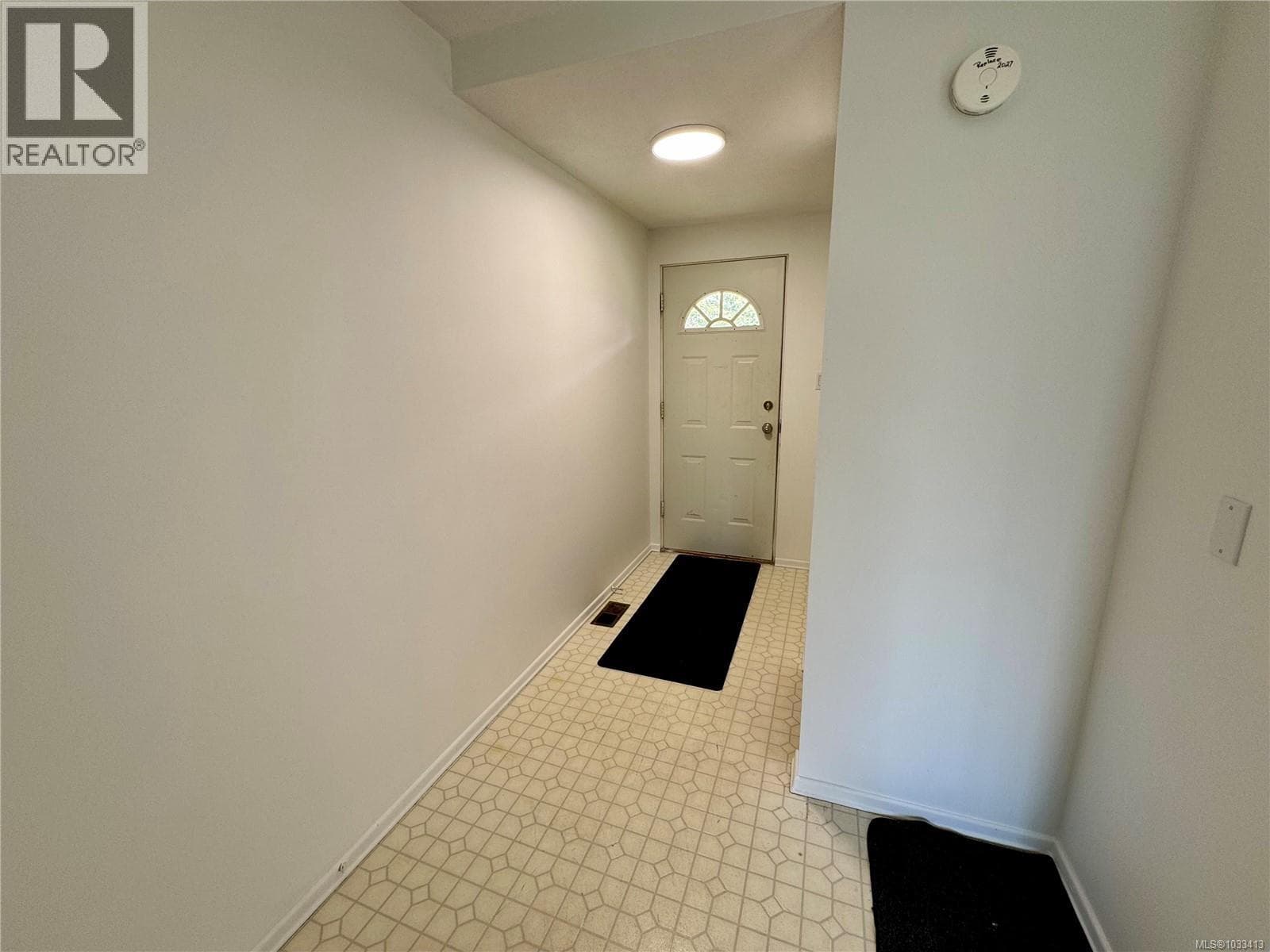 903 Maquinna Ave photo 5