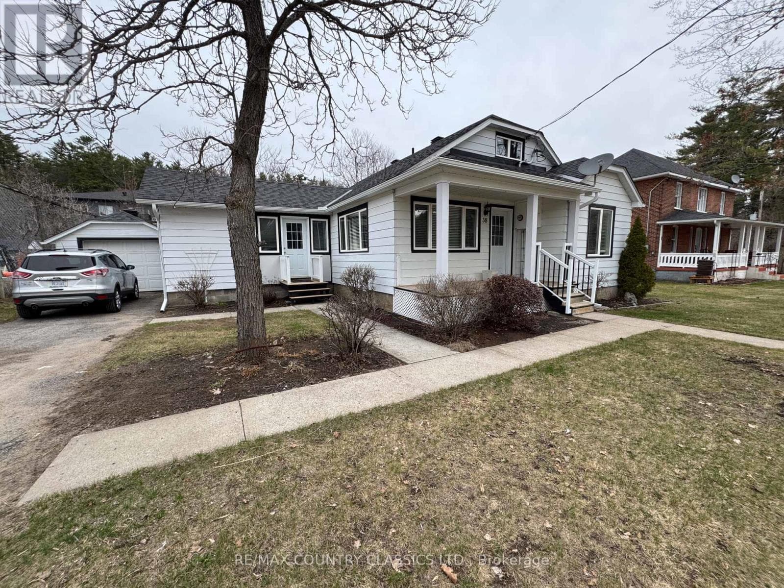 38 FLINT AVENUE photo 2