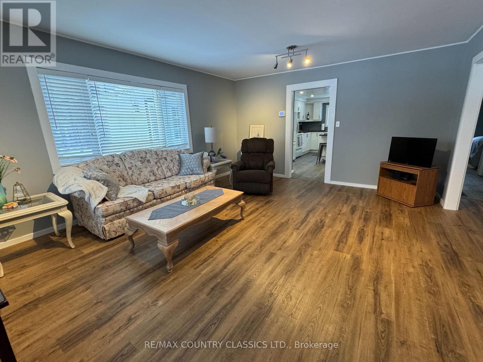 38 FLINT AVENUE photo 4