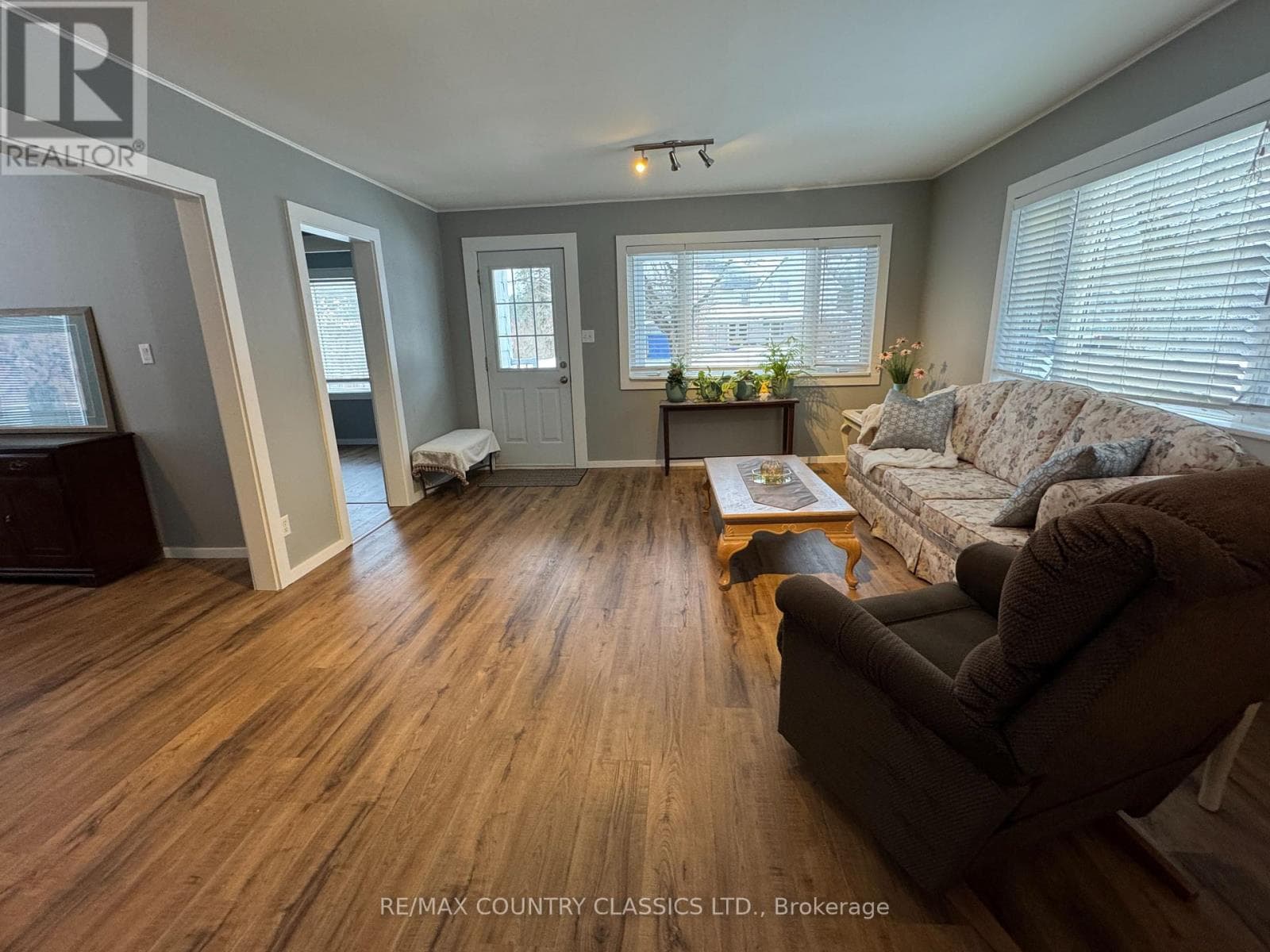 38 FLINT AVENUE photo 5