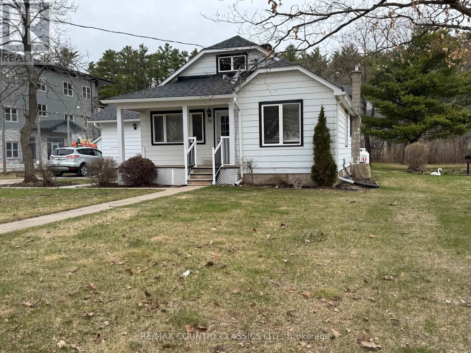 38 FLINT AVENUE photo 3
