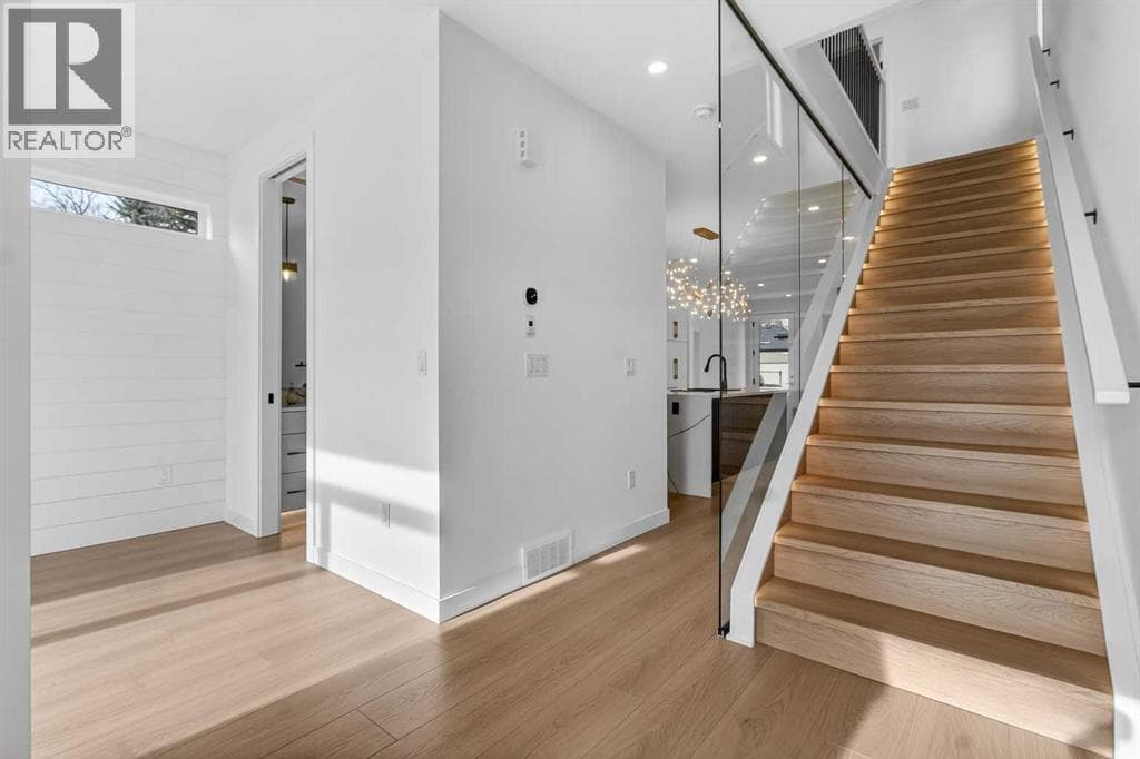 720 52 Avenue SW — photo 4