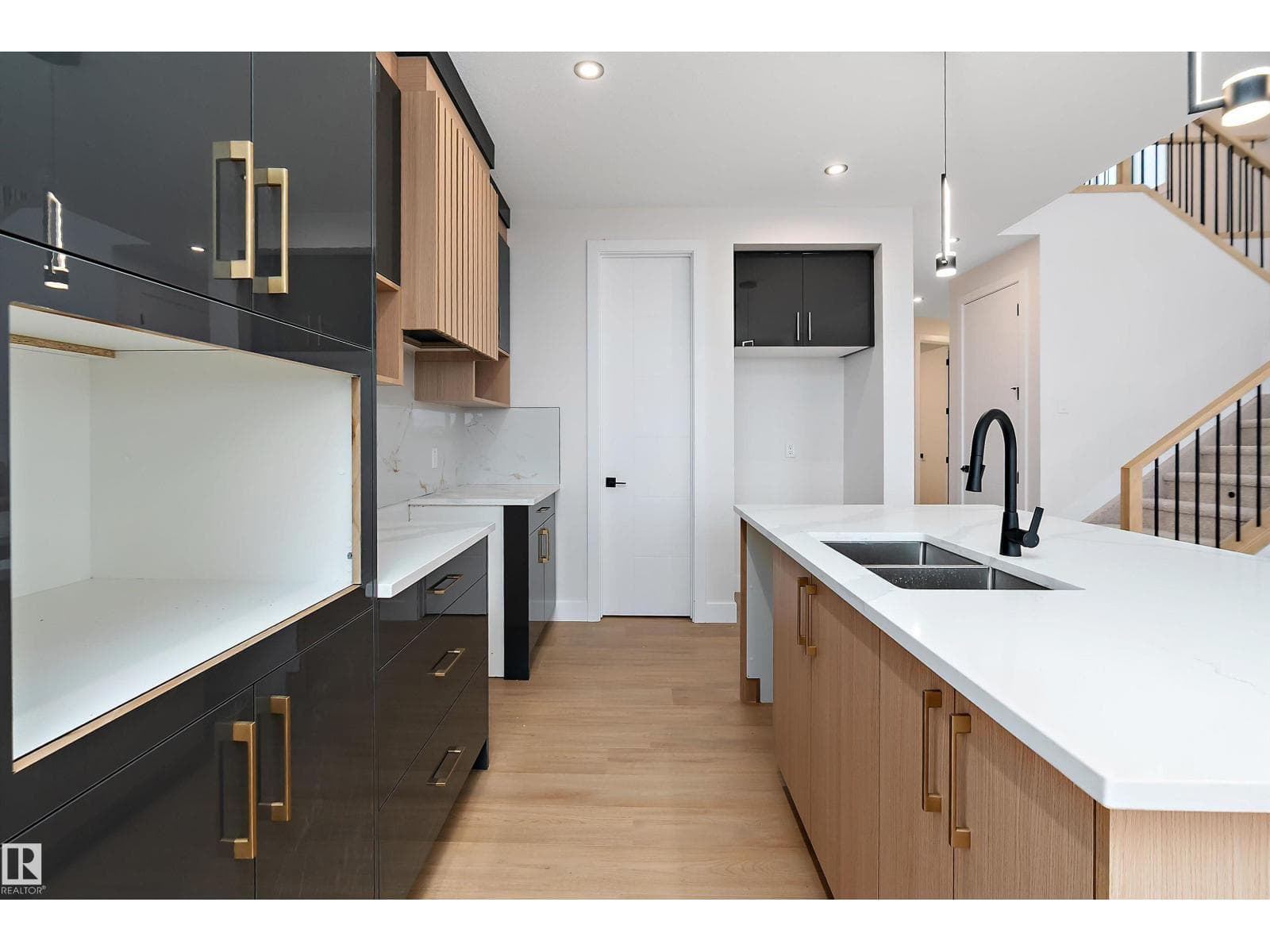 38 ASTORIA PL photo 4