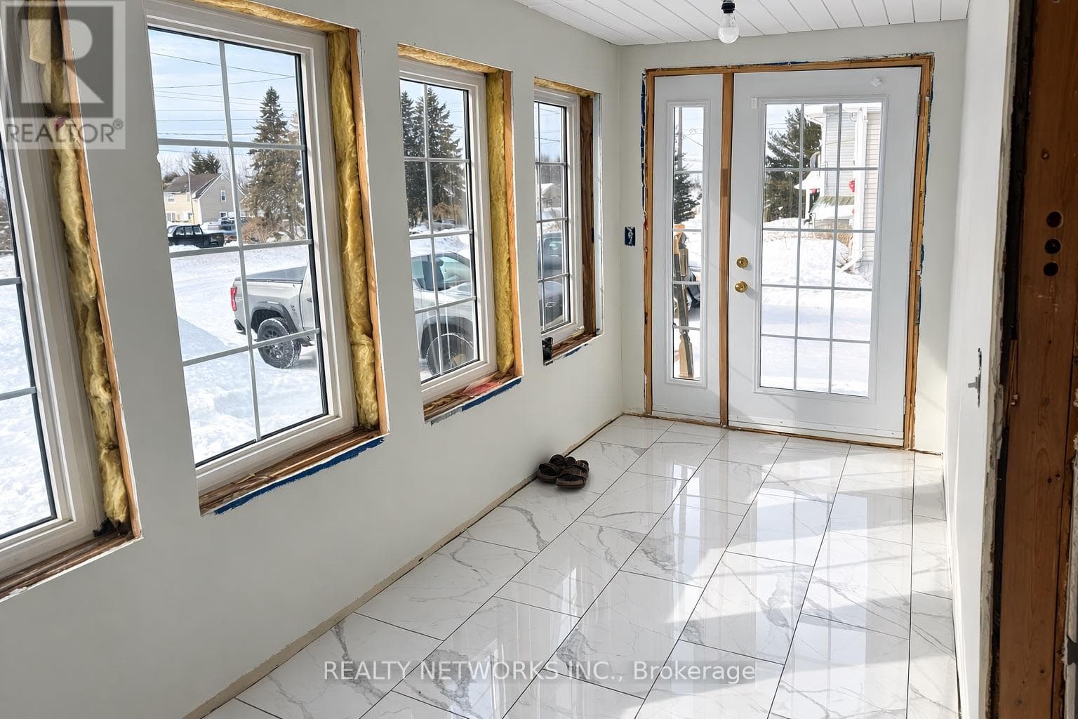 302 YOUNG STREET photo 3