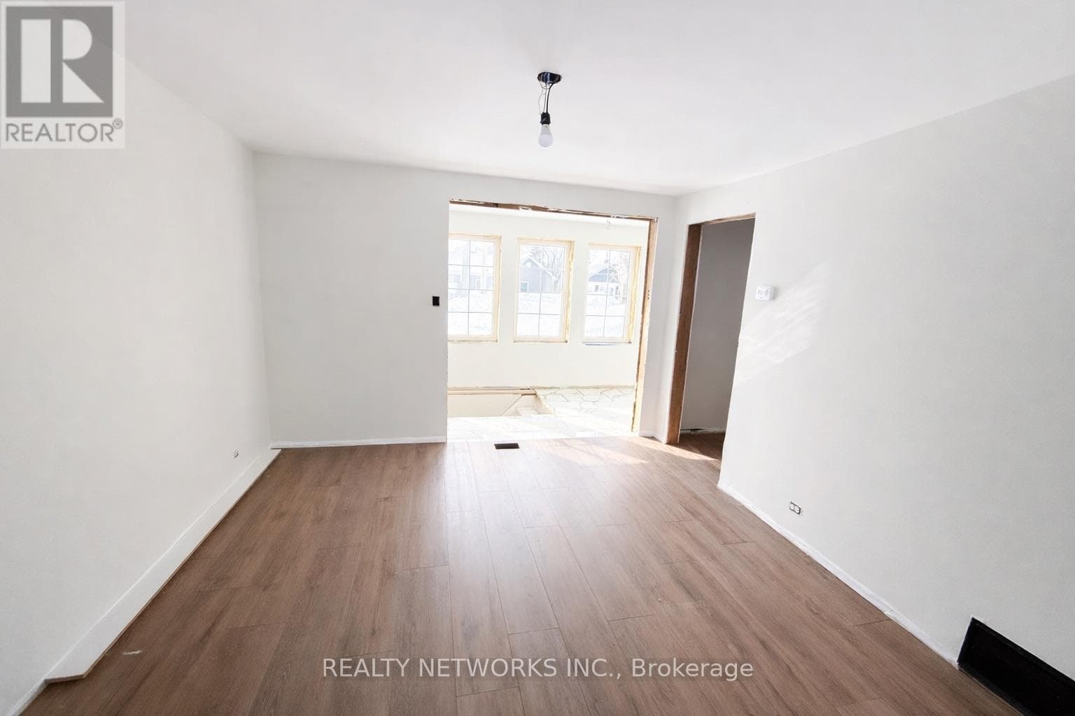 302 YOUNG STREET photo 4