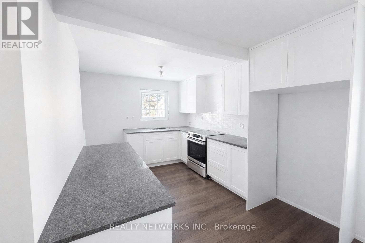 302 YOUNG STREET photo 5