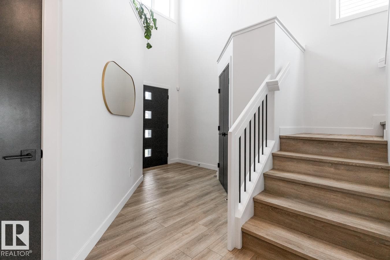 19147 22 AV NW photo 4