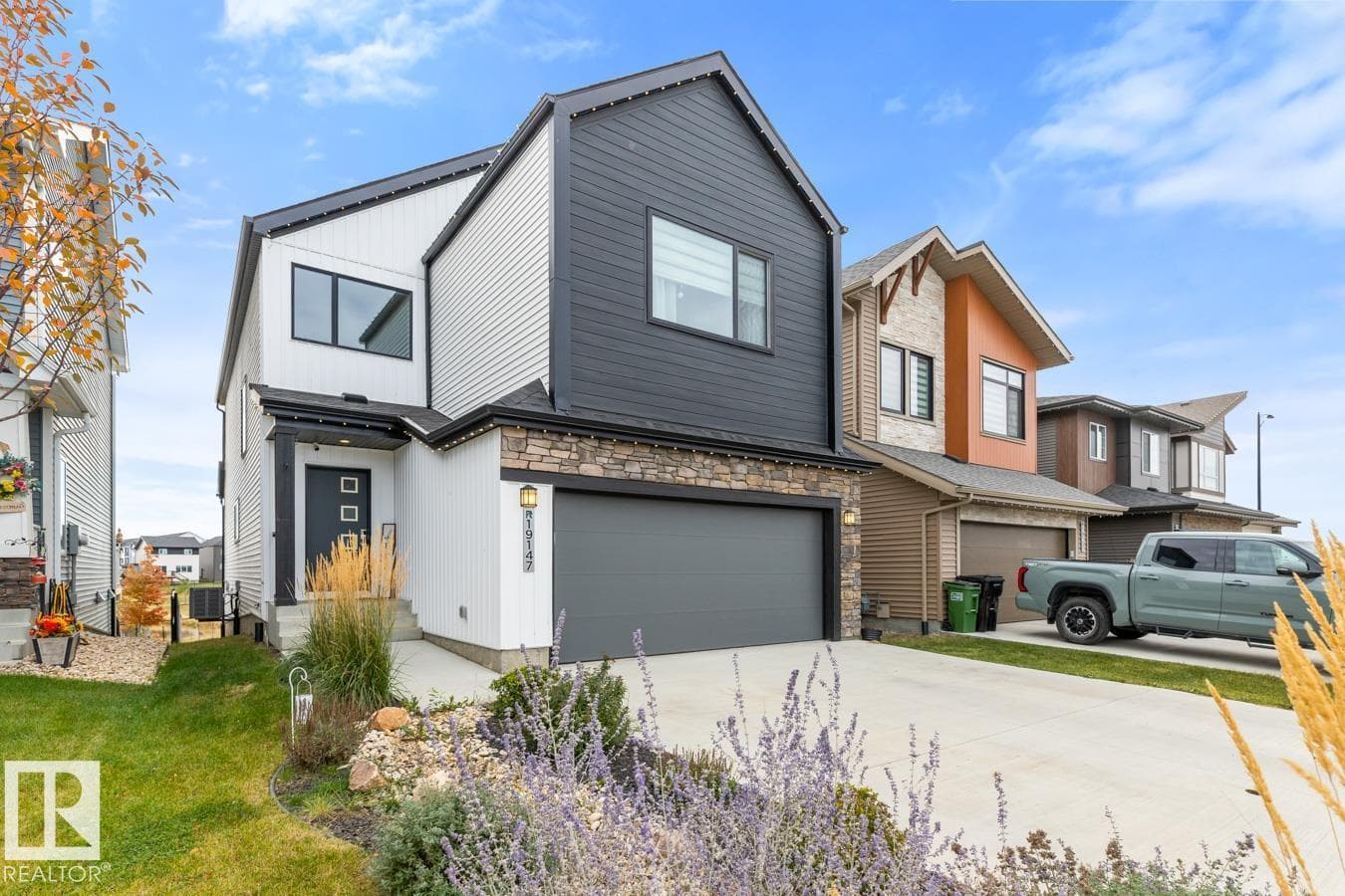 19147 22 AV NW photo 2