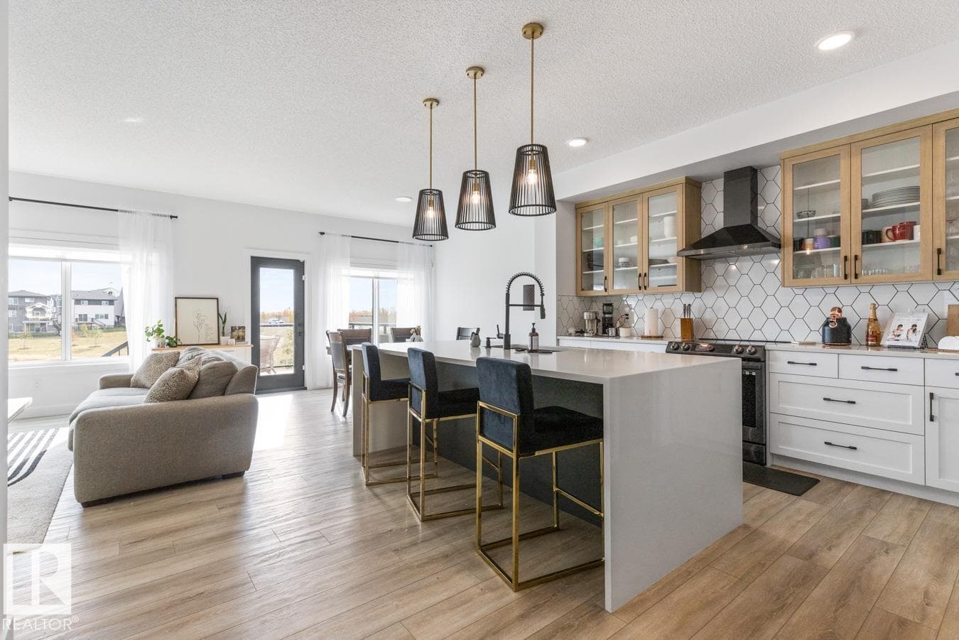 19147 22 AV NW photo 5