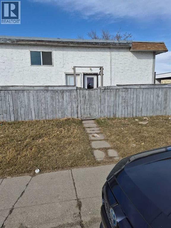 2231 48 Street SE photo 3