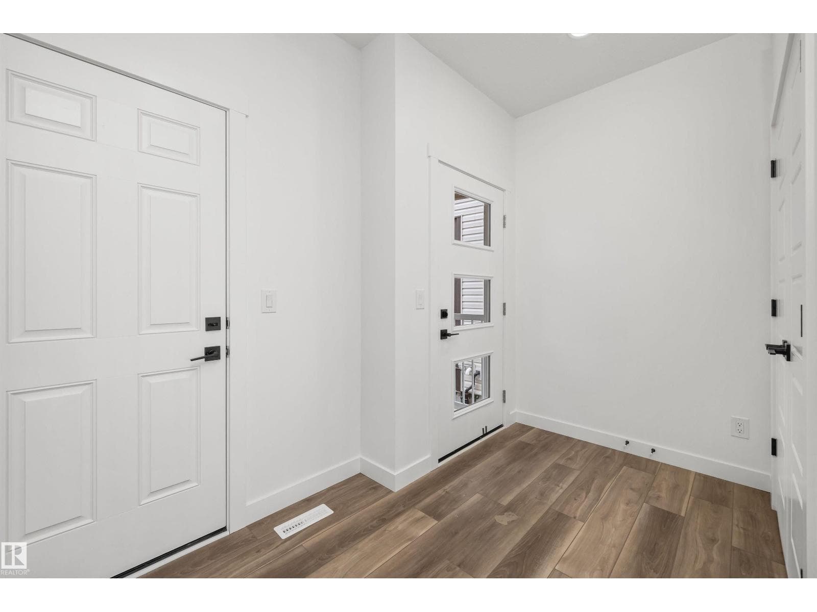 19115 20 AV NW photo 3