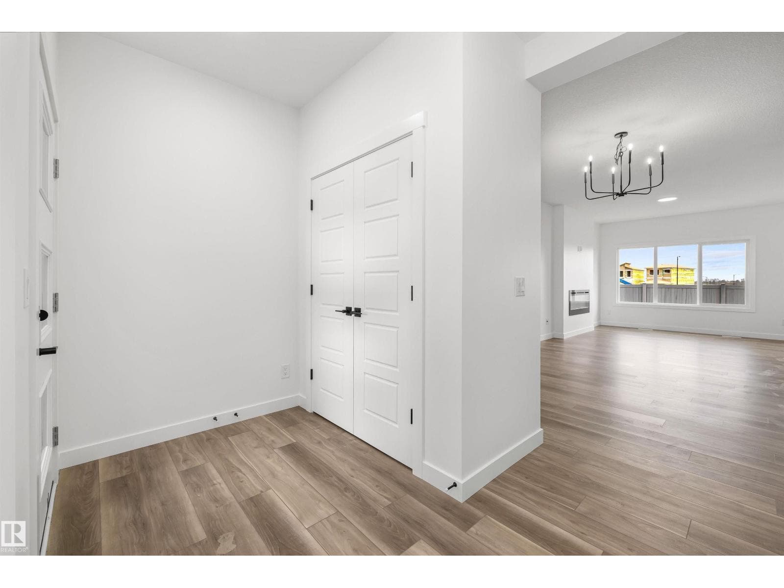 19115 20 AV NW photo 4