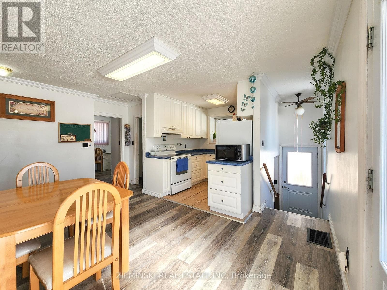 120 PICADILLY CIRCLE photo 5