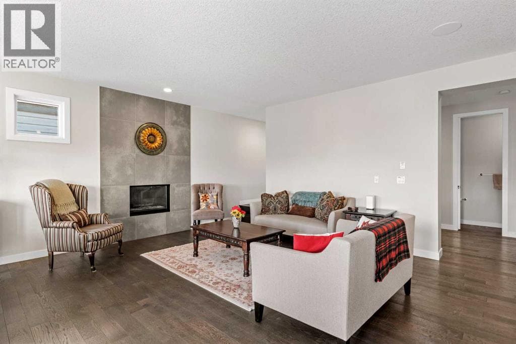 82 Cranbrook Crescent SE photo 4