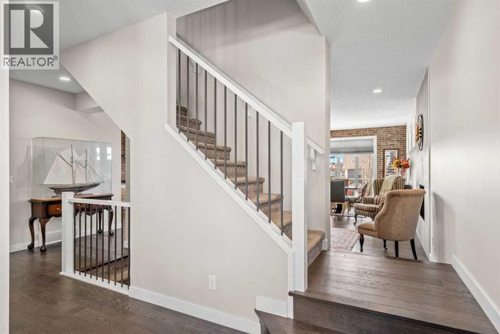 82 Cranbrook Crescent SE photo 3