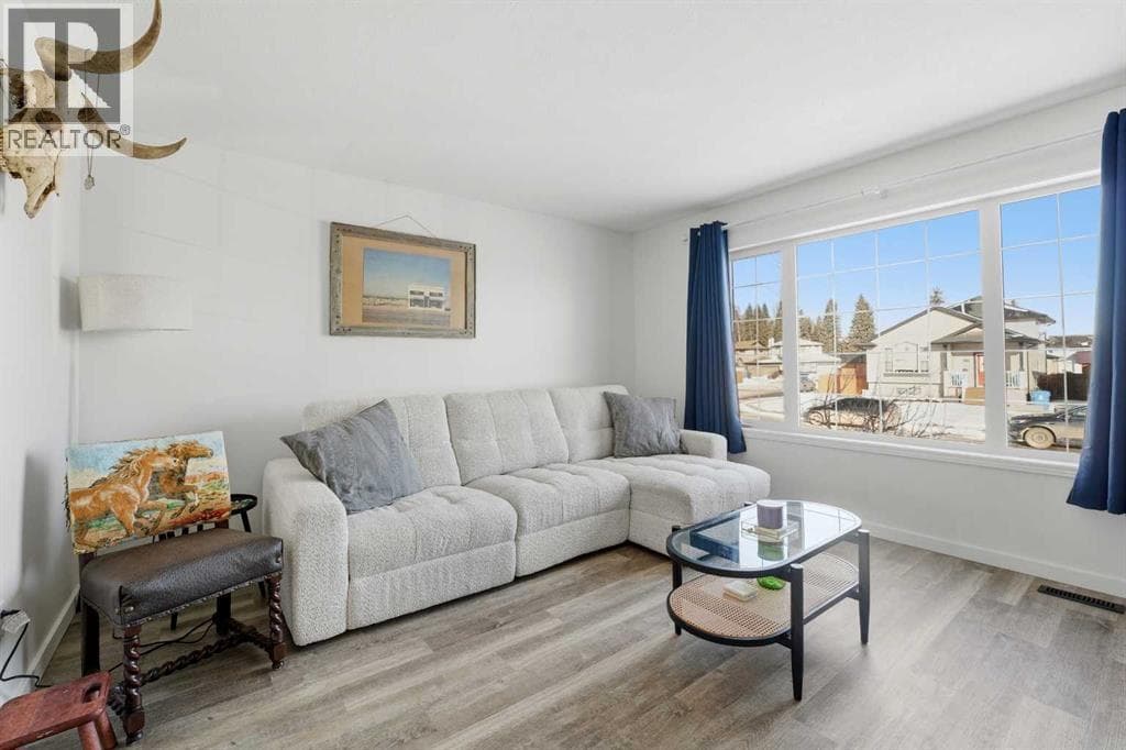 5807 44 Avenue photo 4